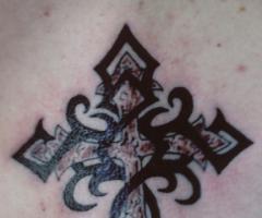 Cruz celta en forma de tribal