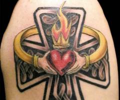Tatuaje de cruz celta con corazon y fuego