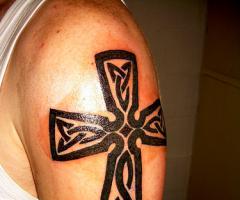 Tatuajes de cruces tribales estilo celta