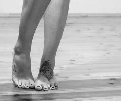 Goddess on her one foot and a message in attractive style on the other
