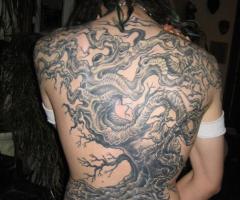 Wild and dreadful tree, the branches of which show deadly dragons