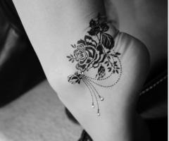Princess-like adornment to beautify the feet with permanent rose embellishment