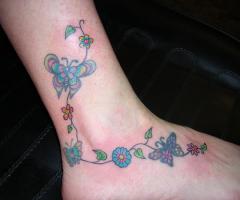 Tender chained flowers filled with cute colors to complement your vivacious personality