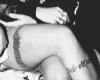 Tatuaje de liga con letras en la pierna