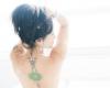 Tatuaje tribal con flor en espalda de mujer