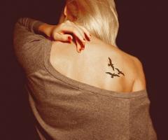 Tatuaje de aves en la espalda