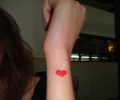 Pequeño corazon en la muñeca