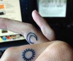 Sol y luna en los dedos de la mano
