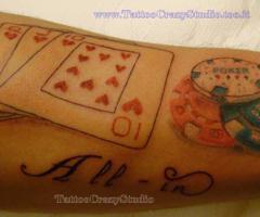 Composizione di carte da poker con fiches e scritta all-in