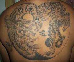 Yin and Yang con dragon y tigre
