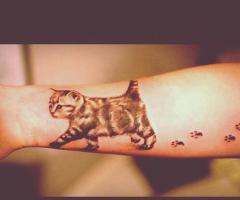 Tatuaje de gatito dejando huellas