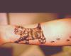 Tatuaje de gatito dejando huellas
