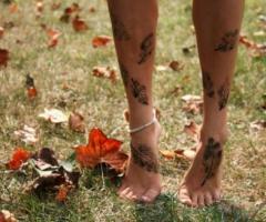 Tatuaje de hojas en los pies