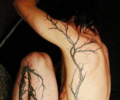 Tatuaje de ramas de árbol en el cuerpo