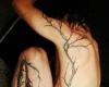 Tatuaje de ramas de árbol en el cuerpo