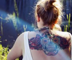 Calavera mexicana en espalda con rosas