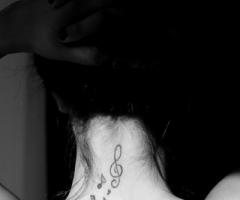 Camino musical con notas y clave de sol