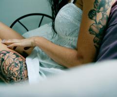 Sexy tattoo femenino en brazo y piernas