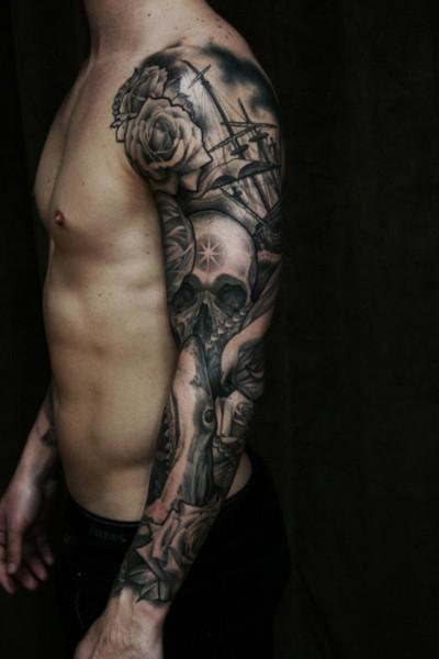 Sleeve masculino con barcos y calaveras