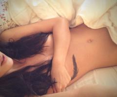 Tatuaje de pluma en el pecho