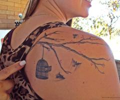 Tatuaje de arbol, pajaros y pajareras