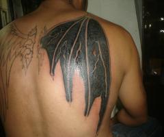 Tatuaje de ala murcielago