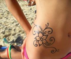 Tatuaje sexy de flores para chicas