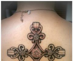 Tatuajes de cruz para mujeres