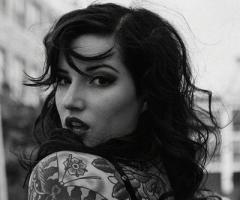 Modelo mujer con tatuajes