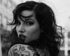 Modelo mujer con tatuajes