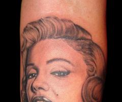 Marilyn Monroe and pearls