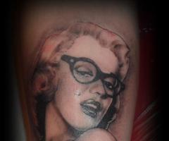 Marilyn Monroe with glasses