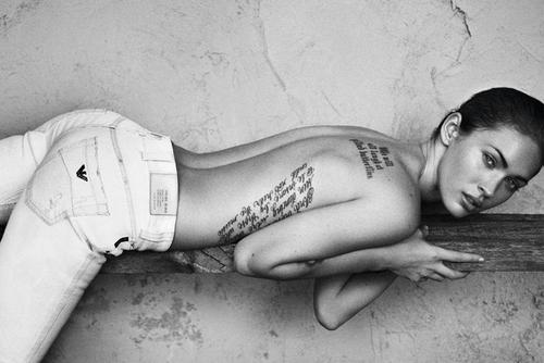 Megan Fox y su tatuaje de poema en las costillas