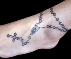 Tatuagens de terços no tornozelo