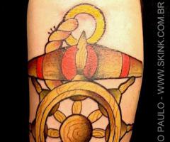 Tatuagem de âncora e leme