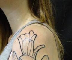 Tatuagem de flor do lírio