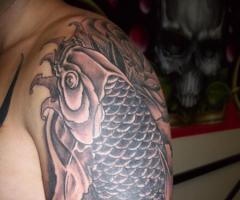 Tatuaje de Pez Koi blanco y negro