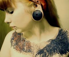Rosa e corvo tatuagem