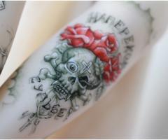 Tatuagem de crânio e rosas
