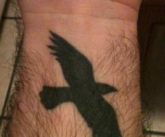 Tatuaje de cuervo volando