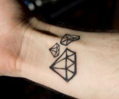 Tres diamantes en la muñeca
