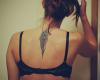 Pluma pavo real tatuaje