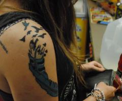 Pluma de pavo real con aves volando