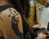 Pluma de pavo real con aves volando