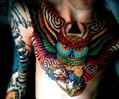 Buho en el pecho full color