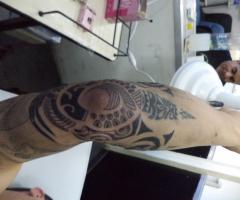 Tatuaje media manga maori