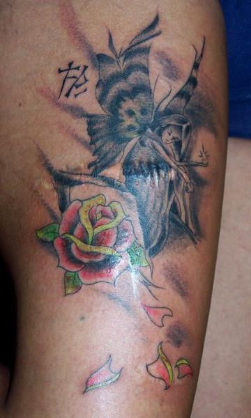 Hada con alas de mariposa y rosas