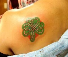 Tatuaje de trebol con diseño celta
