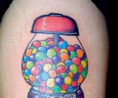 Tatuaje de maquina de caramelos y golosinas
