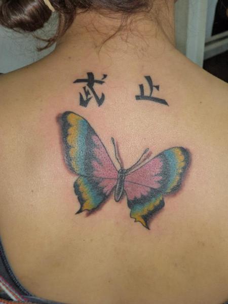 Mariposa con letras chinas